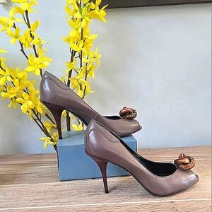 724 Tahari Shannon Peep Toe Womens Leather Shoes Pumps Stiletto Heels Tan Sz 6